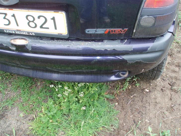 Opel Corsa B 1.6 GSI SOLGT - Dette er så malingen der er skrallet af bagkofangeren.. billede 5