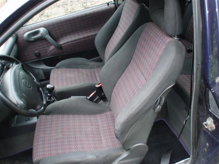 Opel Corsa B 1.6 GSI SOLGT - kabinen med en enkelt fejl.. Lige på førersædet, der hvor der ALTID bliver hul.. billede 10