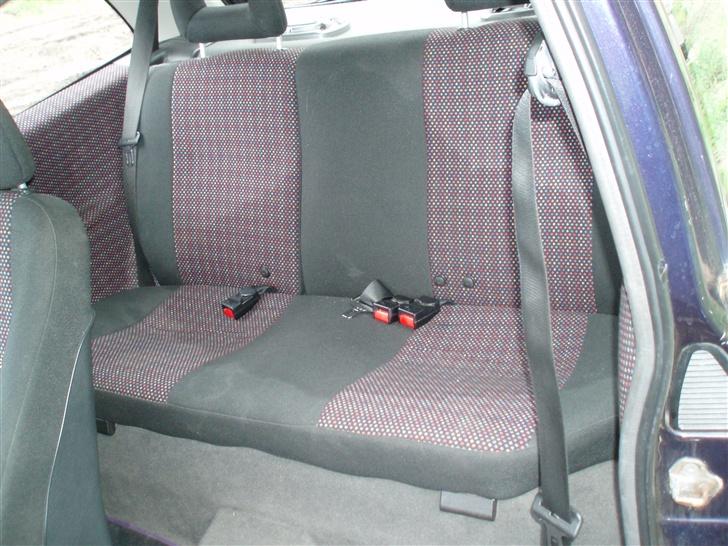 Opel Corsa B 1.6 GSI SOLGT - Bagsæderne, "Pletten" på billedet er skyggen af mig der tager billedet.. billede 11