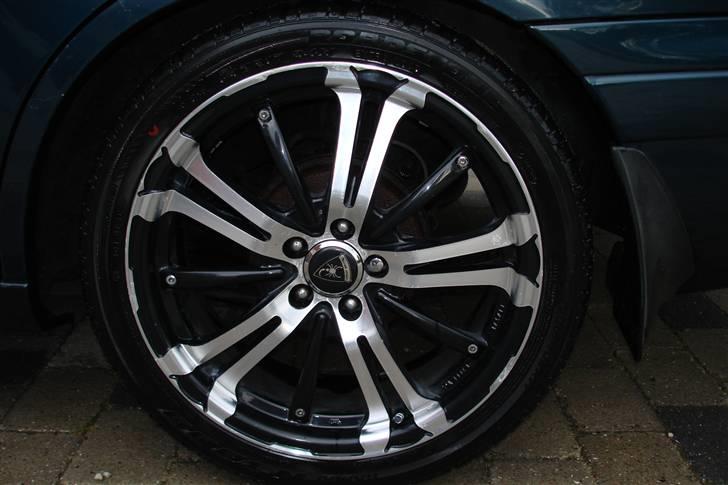 Toyota carina e  (SOLGT) - 17 tommer alu. inter action scorpion hedder de. billede 7