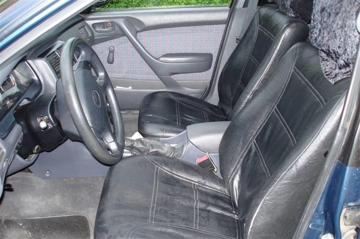 Toyota carina e  (SOLGT) - kabinen. kunstlæder sæder fra bilting i silkeborg. billede 10