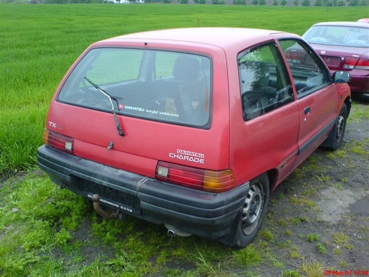 Daihatsu Charade - SKROTTET - Skal have lavet elektronisk bagklap lås + visker armen, dysen og låsen skal væk.  billede 3