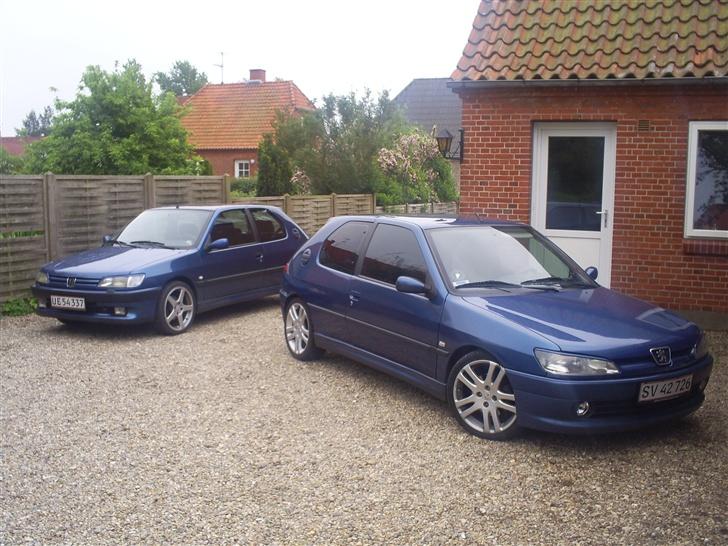 Peugeot 306 2,0 xsi   - Min til venstre og bror´s til højre. Nice.. ;o) billede 6