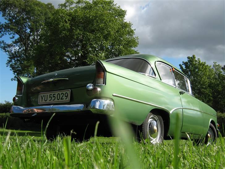 Opel Rekord P1 Olympia 1700 - Man kan godt se at der er en lille amrikaner gemt i den, med halefinder, krom og lokket. (v. Støvringgård kloster) billede 5