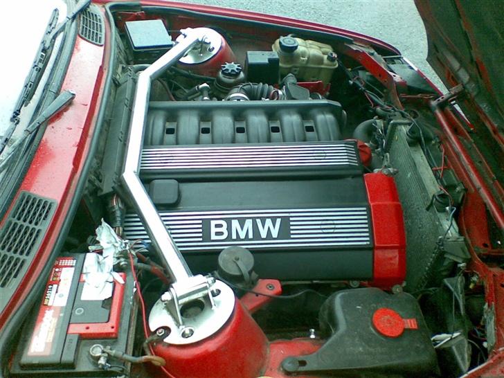 BMW 320i E30 SOLGT - Maskinen. billede 6