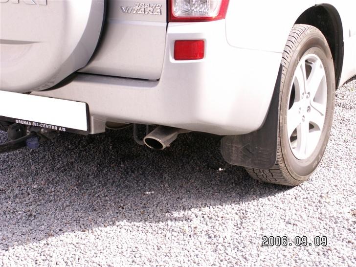 Suzuki Grand Vitara GLX - Her ses rørhalen...Den er dog skiftet ud med en dobbelt sports potte. billede 7