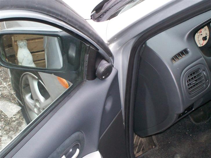 Mazda 323F 2,0Sportive Solgt billede 13