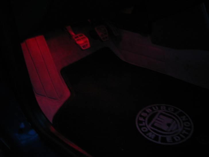 VW Polo 6N *Solgt 13/3-10* - Endnu lille detalje - røde dioder under instrumentbordet. Lir! billede 17