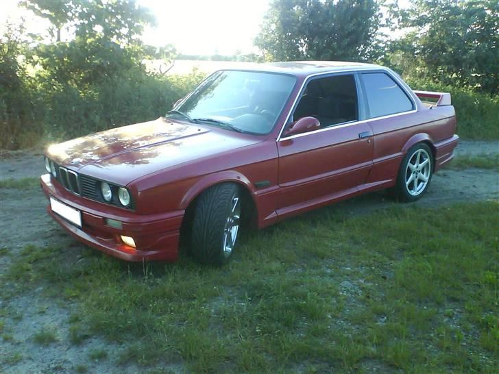 BMW E30 *DØD*   - så fik hun 17" alu sutter på.. det ser da godt ud :) billede 1