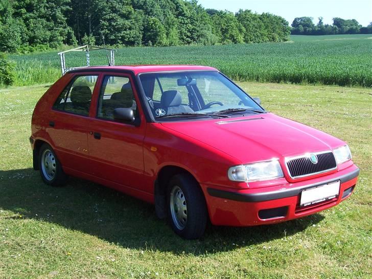 Skoda Felicia *SOLGT*  - nogle større fælge og en sænkning vil passe meget godt billede 4