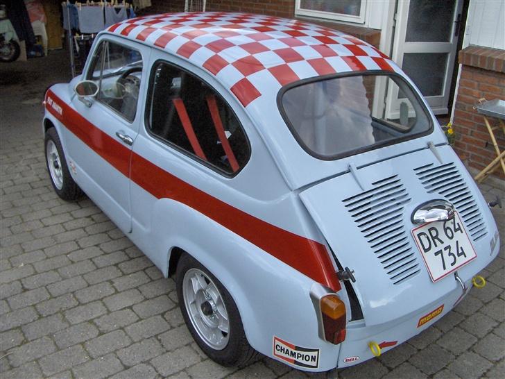 Fiat 600D - Taget d. 31/5 - Nu blev folien endelig monteret ! Fremtidige planer er motoroptimering, nye spejle + lidt småting jeg lige falder over. billede 17