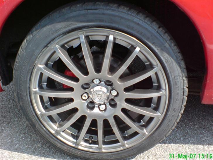 Nissan Almera 1.6 SR *SOLGT* - Så kom der lige nye bling bling fælge på den røde racer, samt sommerdæk billede 7