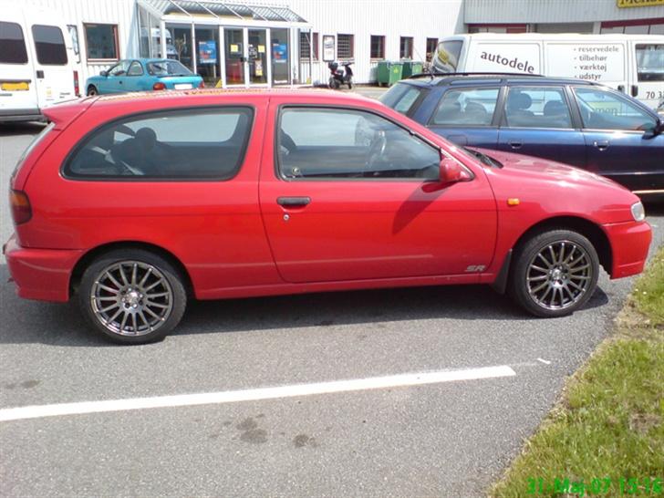 Nissan Almera 1.6 SR *SOLGT* - Ja meget kan man sige. Men de fælge passer sq til bilen og der ser faktisk ret godt ud sammen. billede 8