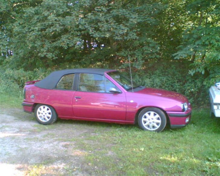 Opel Kadett E capriolet - tja de fælge var på sidste år.. Blev nød til at købe nye i år, dækkene var slidt i bund :S billede 2