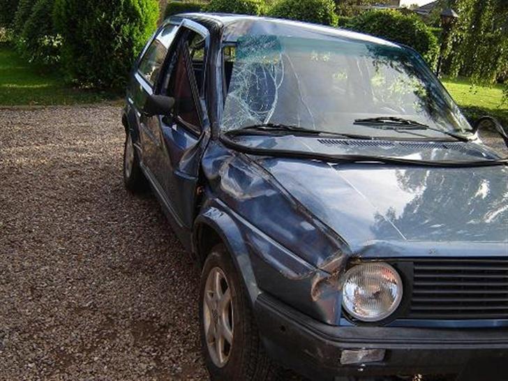 VW Golf 2 - Total Skadet - Efter en tur i grøften og ind i et træ, var bilen mer eller mindre henrettet. billede 12