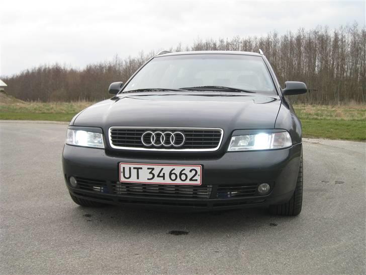 Audi A4 Avant 1.8Ts *SOLGT* - Kan da lige skimte intercooler og trykrør :-) billede 4