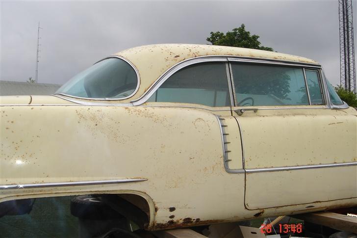 Cadillac coupe de ville SOLGT - set fra siden stående på olie tønner billede 1