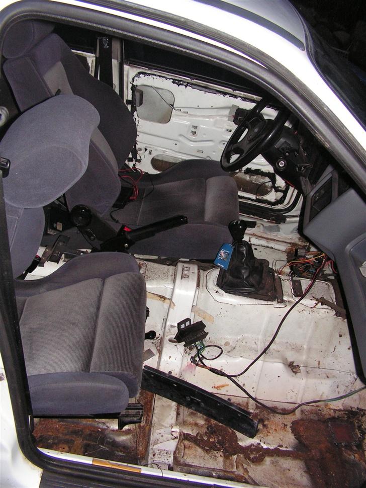 Ford sierra 2.0 doch =skrottet - kabinen da jeg fik hende.. er samlet færdig langt om længe.. billede 10