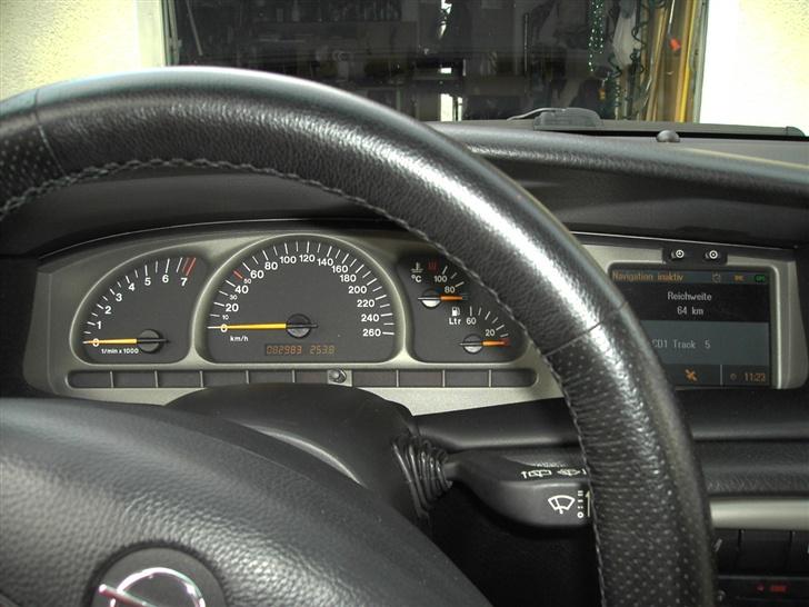 Opel Vectra 2,2 Sport St.car - Sølv rundt om midterkonsol samt speedometer billede 9