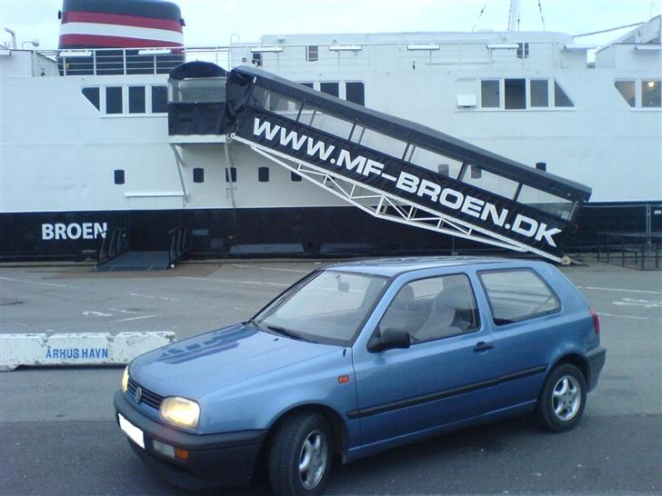 VW Golf 3 *Solgt* - Min bil foran Århus mest besøgte Disco ;) billede 12