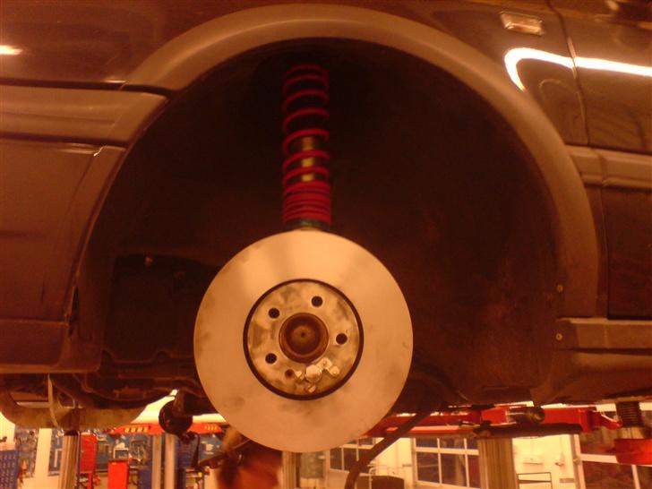 VW Golf 3 TDI SOLGT - Under ombygning til 5-huls nav og GTI undervogn - skiverne foran er noget større og ventilerede  billede 13