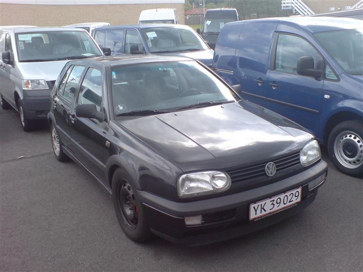 VW Golf 3 TDI SOLGT - Her står den næsten som da jeg fik den - dog har vi monteret gevindundervogn på dette billede.. Desværre er alle de gamle billeder slettet af dem fra forhandlerens side billede 14