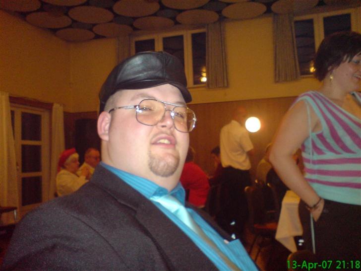 Nissan PATROL 3,3 TD - ejeren med en lille fjer på til hat og brille fest... ad hvor er han grim... billede 10