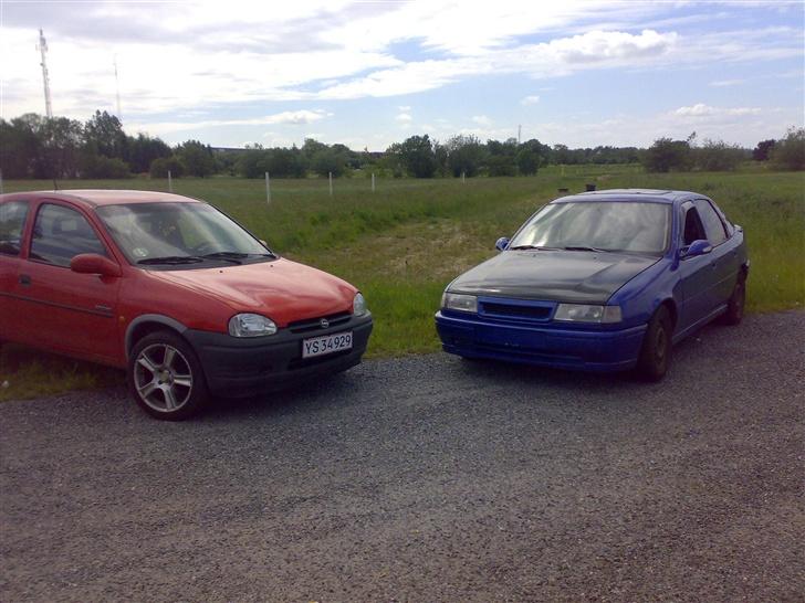 Opel Corsa 1,4 i Sport (SOLGT) - Sammen med kærestens vectra billede 2