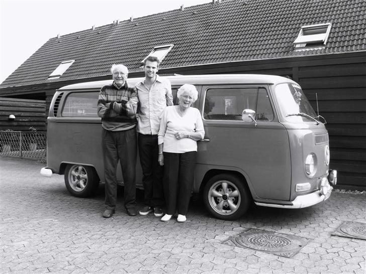 VW combi bus - Min mormor og morfar på besøg fra Holland, de er de tidligere ejere.  billede 9