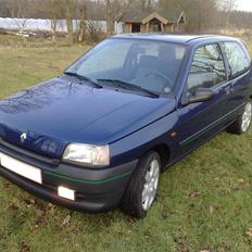 Renault clio (totalskadet)