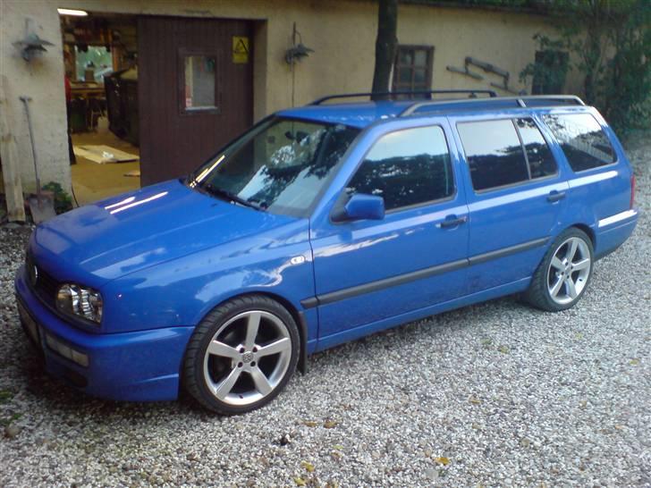 VW Golf III Variant - 1.8 - Nyt billede. 6/9. Nu med tagrælinger. Synes det ser godt ud til den. billede 1