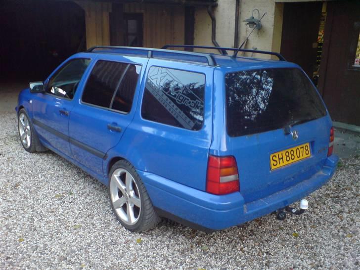 VW Golf III Variant - 1.8 - Nyt billede. 6/9. Nu med tagrælinger. Synes det ser godt ud til den. billede 2
