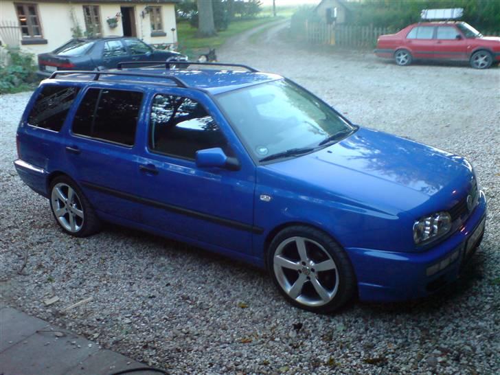 VW Golf III Variant - 1.8 - Nyt billede. 6/9. Nu med tagrælinger. Synes det ser godt ud til den. billede 3