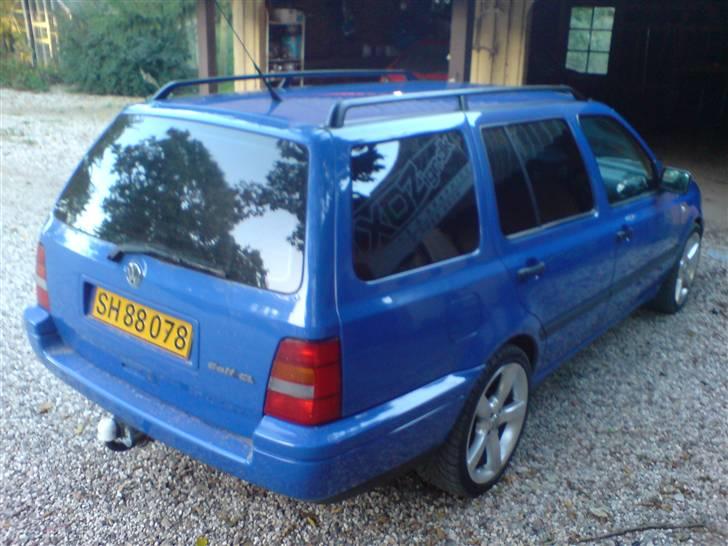 VW Golf III Variant - 1.8 - Nyt billede. 6/9. Nu med tagrælinger. Synes det ser godt ud til den. billede 4