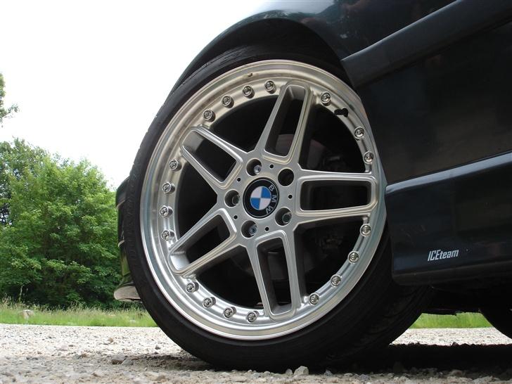 BMW 325i E36 Coupe (solgt) - mine 18" wee... mig og min ven kelvin sys de her fælge er max fede så jeg måtte sætte dem på min når han har 18 M///3 på hans ;) det er den fede røde Coupe fra grønland billede 9