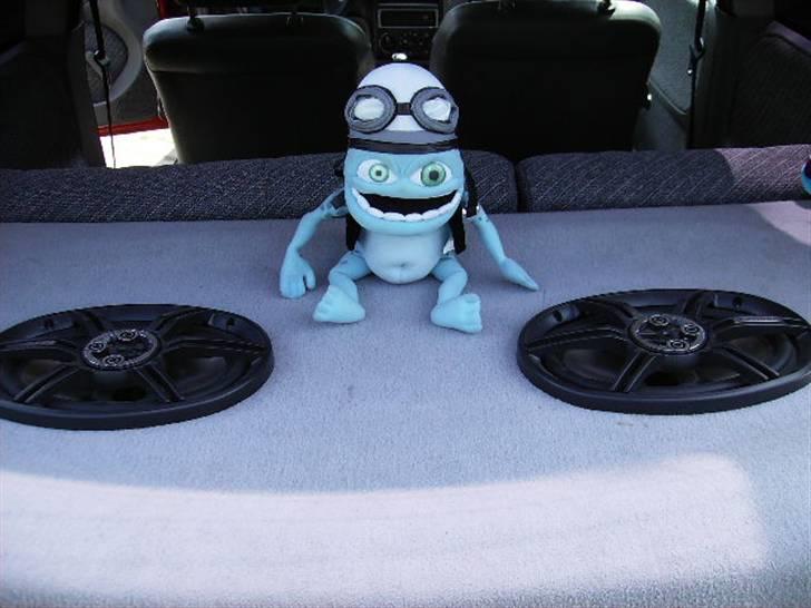 Opel Astra F   har fået ny også i rød - knægtens ynglingsbamse for den kan sige noget  billede 5