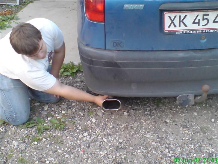 Fiat Punto Selecta - en lille rørhaler, som bliver holdt af et menneske lignende ophæng... billede 12