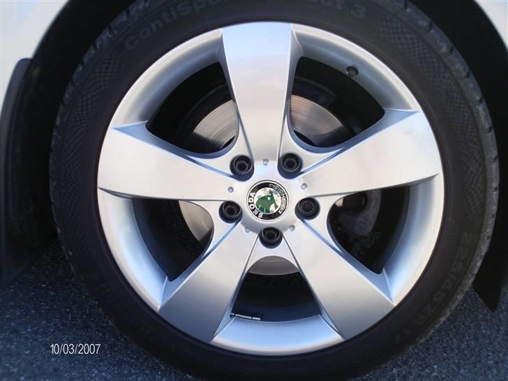 Skoda octavia 1,9 tdi pd SOLGT - ja vores 17" alu synes godt det kunne være en lavere profil. billede 9