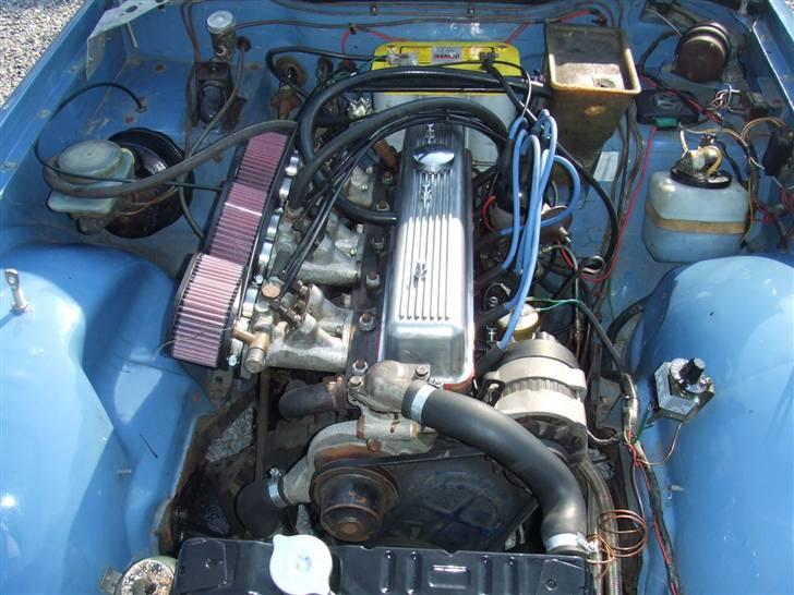 Triumph TR6 PI - 6 cylinder, 6 indsprøjtnings dyser af de store og 6 Gasspjæld på række, trækker luften igennem de 3 dobbelt KN filtre billede 3