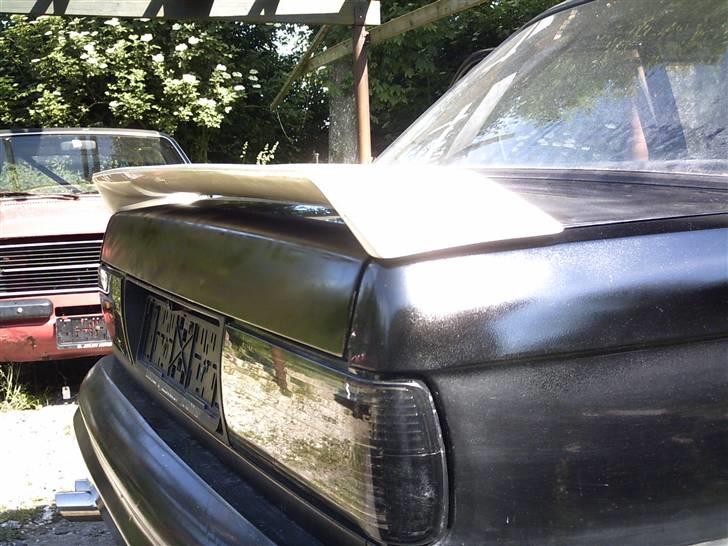 BMW E 30 SKROTTET - den bliver så også malet sort billede 9