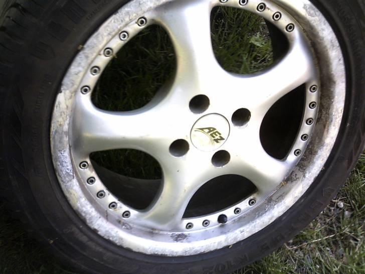 BMW E 30 SKROTTET - fælgene skal males her om kort tid.. håber det lykkes billede 12