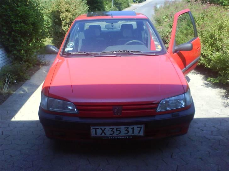 Peugeot 306  "Solgt" - Bilen set forfra :P billede 1