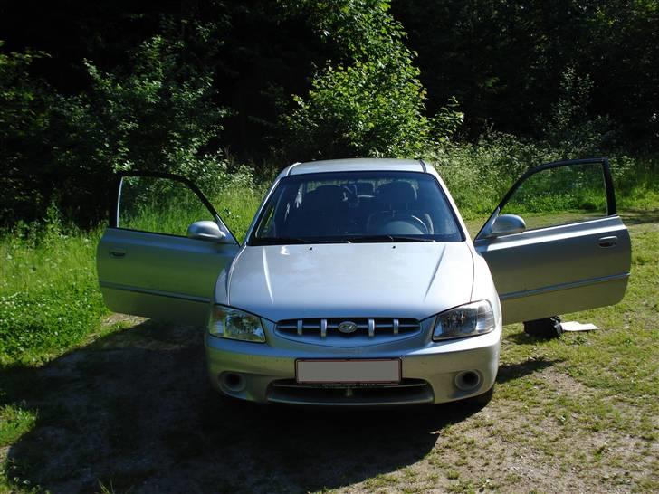 Hyundai accent - Bilen kan godt blive varm. Så enten kører jeg med dørene åbne eller så bruger jeg min aircon. Tror det første ville være lidt farligt... *s* billede 12