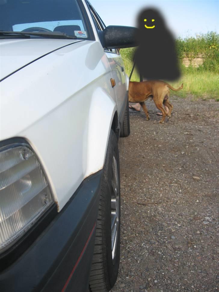 Mazda 323 BF *Skrottet* - *nyt foto 12 juni 2007* et forsøg på at vise mine grimme alu når fint langt ud :) billede 12