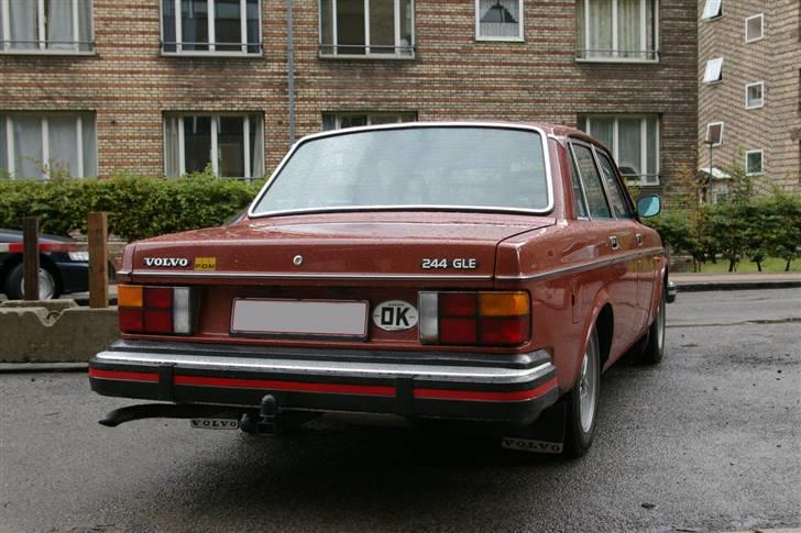 Volvo 244 GLE - SOLGT! - Fik sat refleksstribe på bagkofangeren. Fandt den efter lang tids søgen i Sverige. (Kan ikke rigtig finde ud af om det er for "nyt" og pænt at se på, og om det derfor skal af igen) billede 8