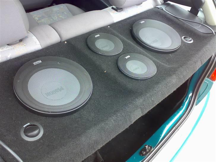 Seat Ibiza (solgt) - Magnat Hatte hylde     2 stk 8 tommer bas 2 stk 4 tommer mellem tone 2 stk diskant 1 tommer billede 4