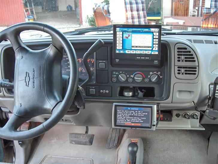 Chevrolet silverado K2500 "Solgt" - her ses pc´en øverst og en gps der sad i bilen da jeg købte den. billede 4