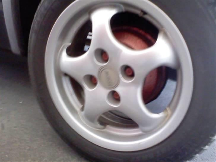 Opel Corsa *TIL SALG* - Har farvet alle hjulboltene røde.. Og på begge baghjul har jeg farvet den inderste del rød. :-) billede 12