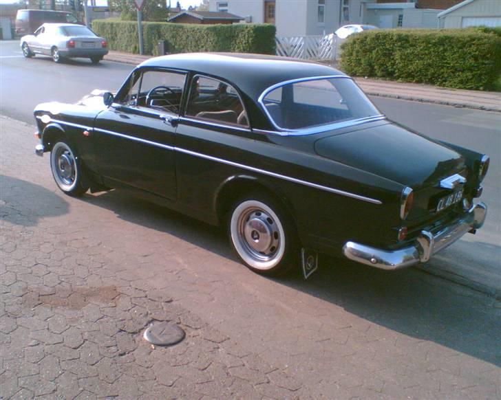 Volvo Amazon SOLGT - Betty har lige forladt værkstedet og er på vej til syn, for anden gang.. Ja da, selvfølgelig gik hun igennem, men ikke før hun lige havde smidt de hvide dæksider, dem kunne hun ikke lide at ha på fødderne. billede 1