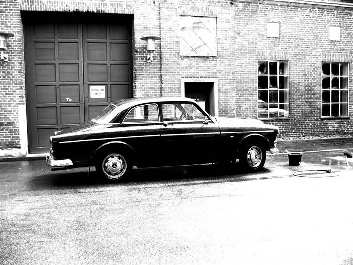 Volvo Amazon SOLGT - Det kunne næsten være en scene fra Krønikken... Der var dog en dejlig perlehvid 144 med i slutningen af serien.. Palle´s direktionsvogn...  billede 3